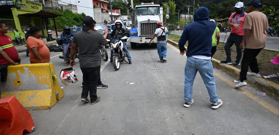 Aumenta la tensión en Guatemala: ataque armado deja un fallecido en protestas y renuncia ministro