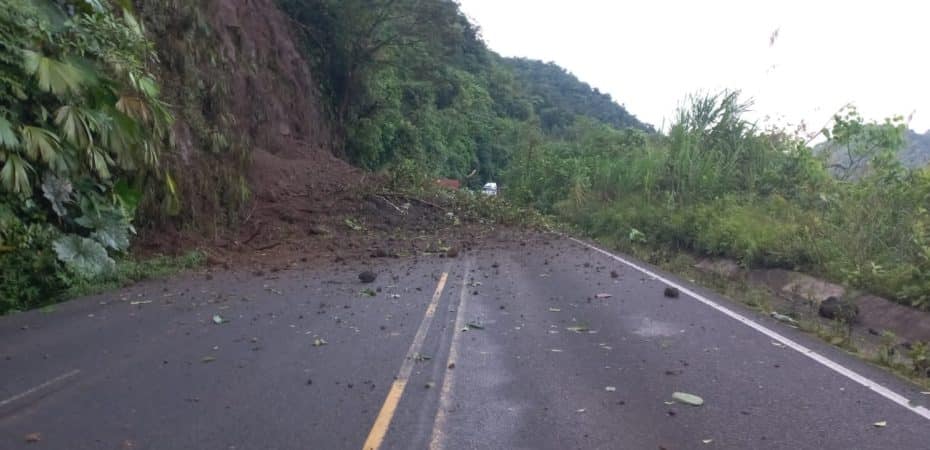 “Es cuestión de probabilidades para que esos cerros le caigan encima a algún costarricense”, señala Conavi sobre ruta 32