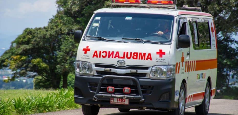 Cruz Roja rescató a niña de 12 años que cayó de un techo y quedó prensada entre dos viviendas en Cartago