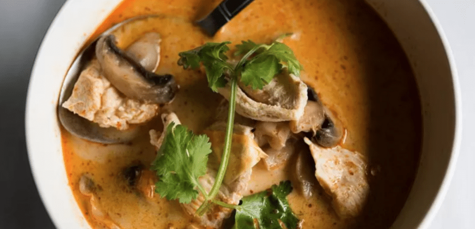 Cómo la sopa de pollo ayuda a combatir los resfriados, según un experto en nutrición