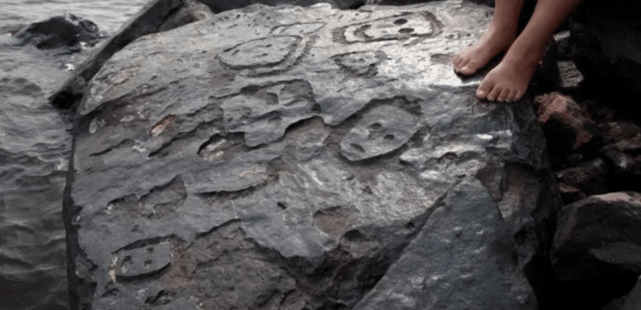 Las intrigantes caras talladas en rocas que quedaron expuestas por la grave sequía en el Amazonas