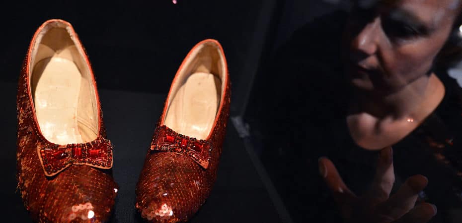 Adulto mayor se declara culpable en EE.UU. de robar zapatillas rojas de “El mago de Oz”