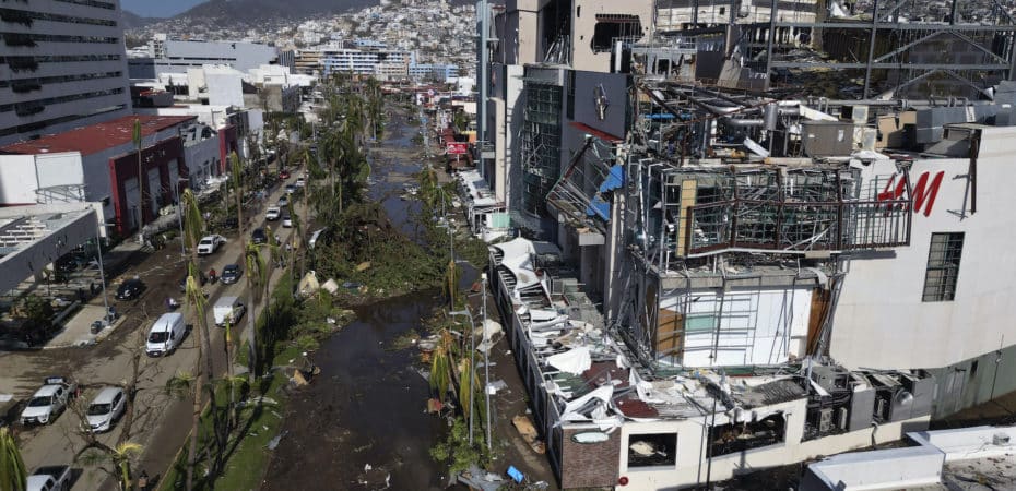 “Al baño, al baño”: el grito desesperado de un padre en medio del paso destructor del huracán Otis en Acapulco