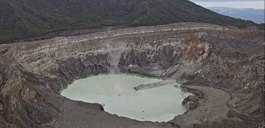 Video | Tornado se formó este martes dentro del cráter del volcán Poás