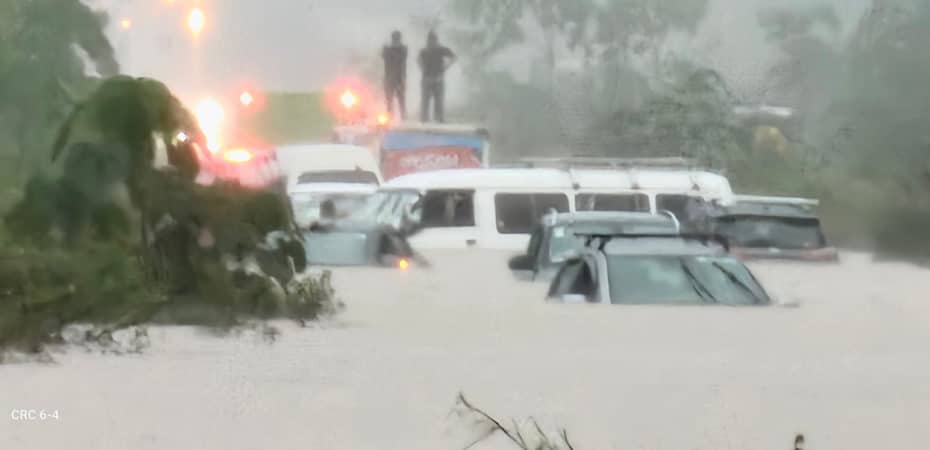 Video | Carros quedan anegados en la ruta 1 por desbordamiento de río; ocupantes se ponen a salvo en los techos