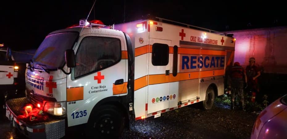 15 personas heridas por choque de dos buses en El Coyol de Alajuela