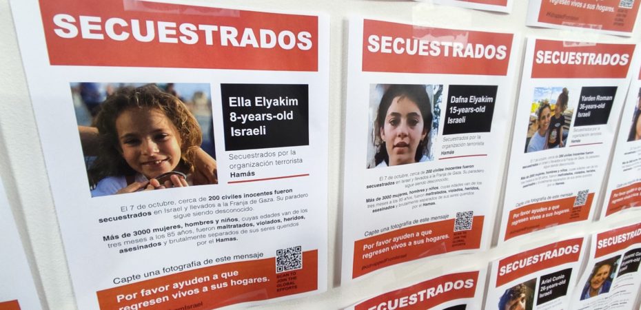 Embajada de Israel en Costa Rica muestra fotos de más de 200 secuestrados: hay hasta niños de padres asesinados