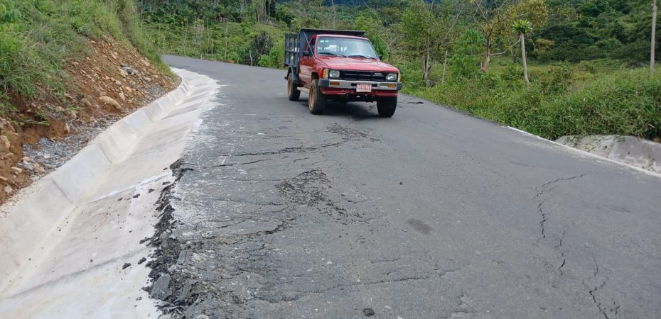 Ruta en Pérez Zeledón con grietas tras los temblores de este sábado; MOPT realiza estudios y mantiene abierto el paso