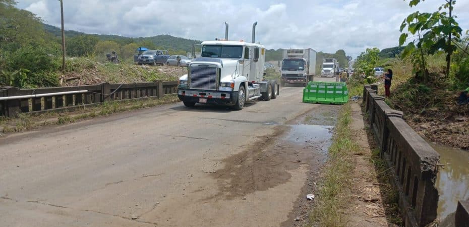 MOPT reabre paso por la ruta 1 para todo tipo de vehículo; se descartan daños en puente sobre río Naranjo