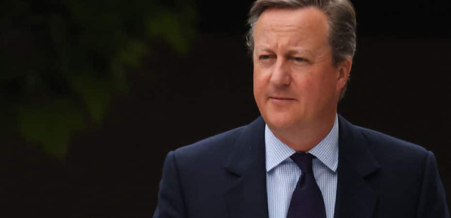 En medio de una crisis el gobierno británico cesa a su ministra de Interior y nombra a David Cameron nuevo canciller