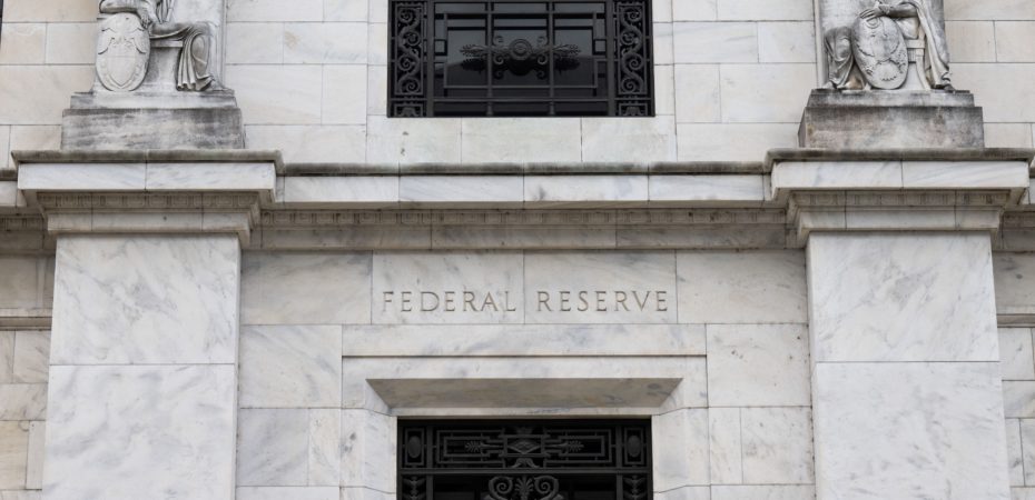 Reserva Federal de Estados Unidos mantiene sin cambio sus tasas de interés por alta inflación