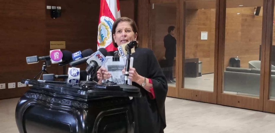 Pilar Cisneros irrumpe en conferencia de la oposición para “celebrar” la decisión de Chaves sobre el tema de seguridad