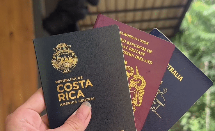 Australiana causa polémica en su país por promover la obtención de pasaportes como el de Costa Rica