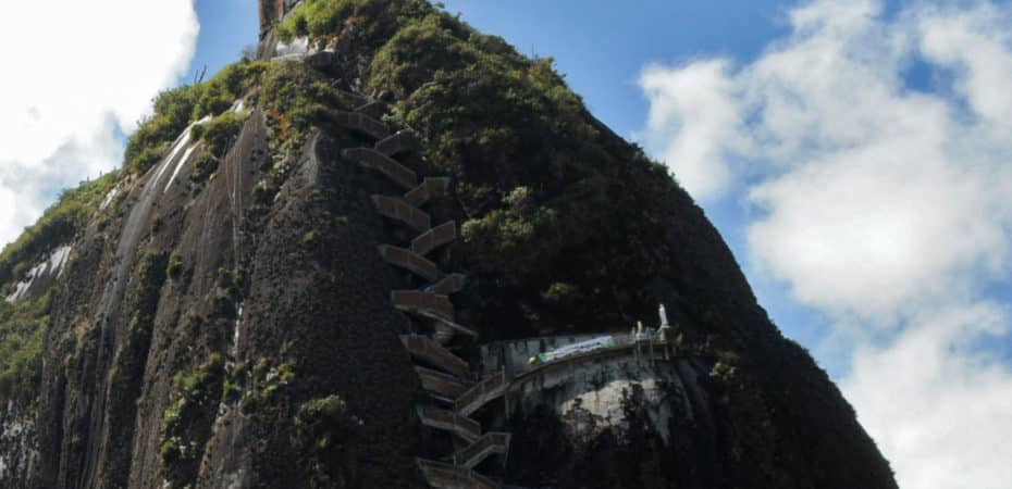 Video capta derrumbe de un sector de la famosa piedra del Peñol de Guatapé en Colombia