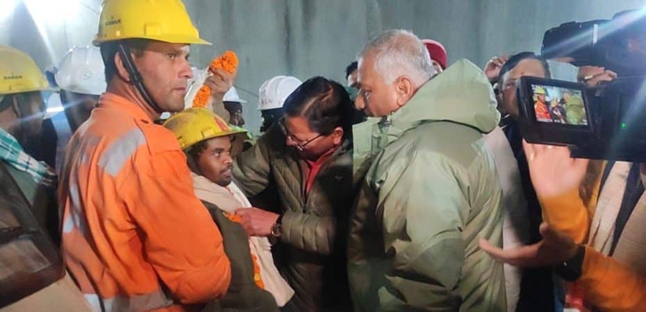 El complicado rescate con el que lograron liberar a 41 trabajadores indios que pasaron 17 días atrapados en un túnel