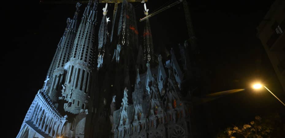 La Sagrada Familia de Barcelona bendice e ilumina sus nuevas torres
