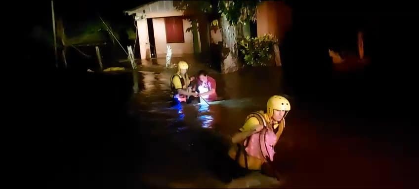 Video | Bomberos rescató a 8 personas atrapadas por las inundaciones en Nandayure, Guanacaste