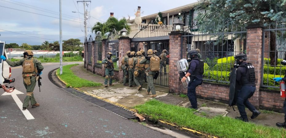 Policías detienen a banda por venta de fentanilo en Costa Rica y otra por lavado de dinero con bares, gimnasio y redondel