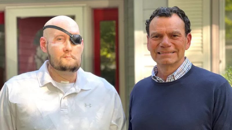 El veterano de EE.UU. que recibió el primer trasplante de ojo del mundo