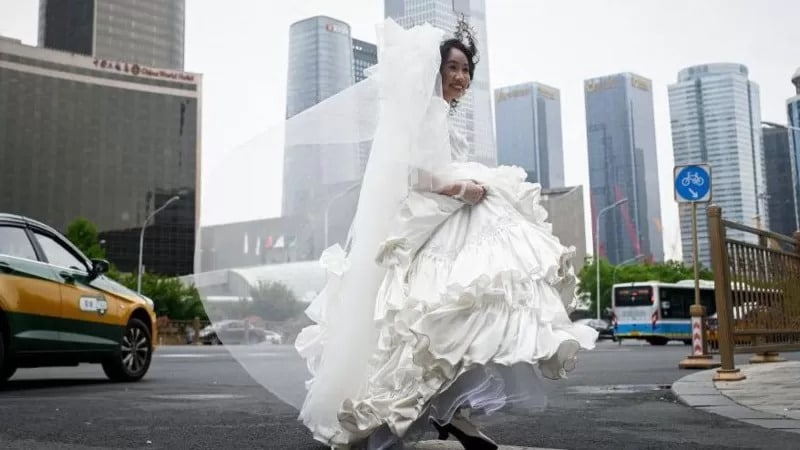Madres en China buscan maridos para sus hijas en medio de grave crisis de natalidad por falta de matrimonios
