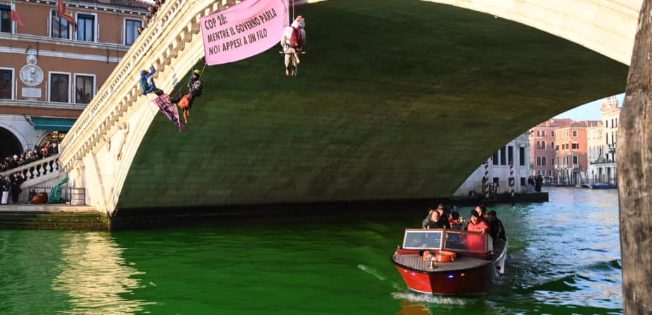 Fotos | Activistas ambientales tiñen de verde el Gran Canal de Venecia