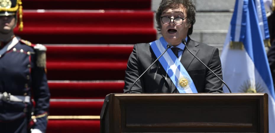 “No hay plata, no hay alternativa al ajuste”, advierte Javier Milei a Argentina en su mensaje como nuevo presidente