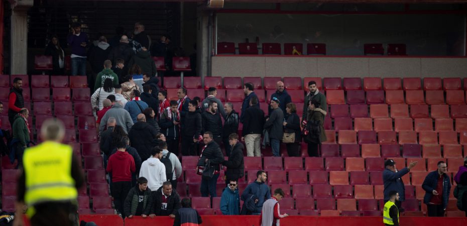 Suspenden un partido en España por la muerte de un aficionado dentro del estadio