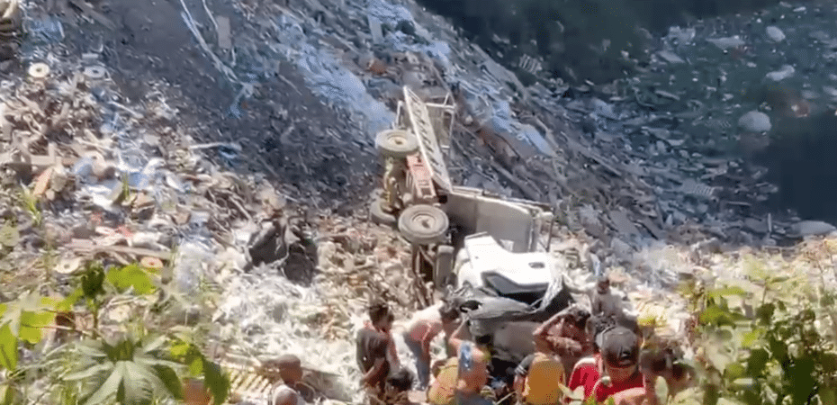 Camión recolector de basura cae a un tajo en Pavas a una altura de 80 metros