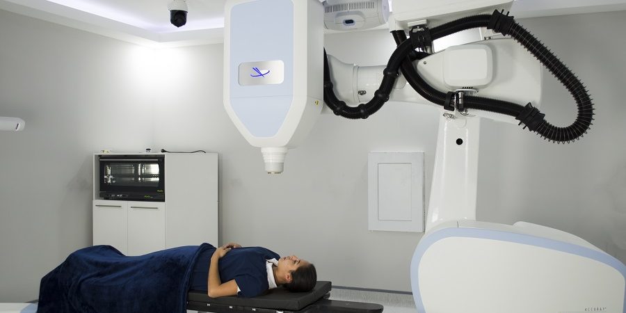 300 pacientes con cáncer del Hospital México recibirán tratamientos de radiocirugía robótica