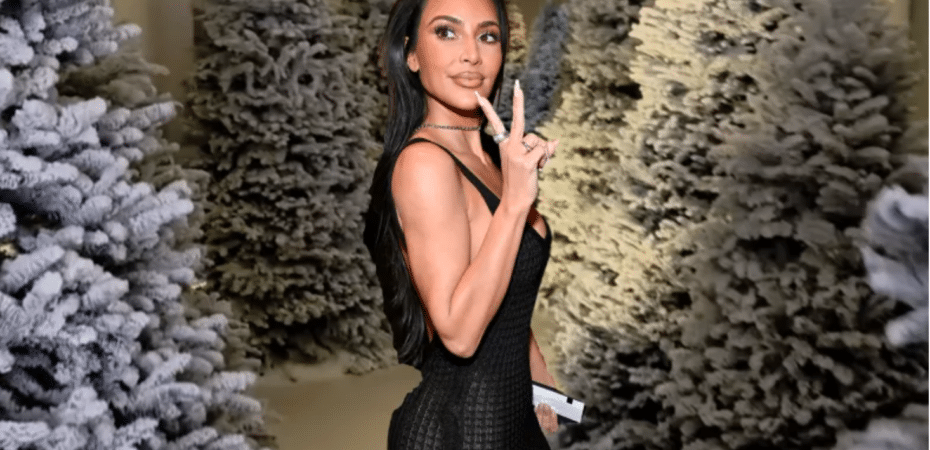 Kim Kardashian decora su casa con más de 100 árboles de Navidad reales y lo presume en redes