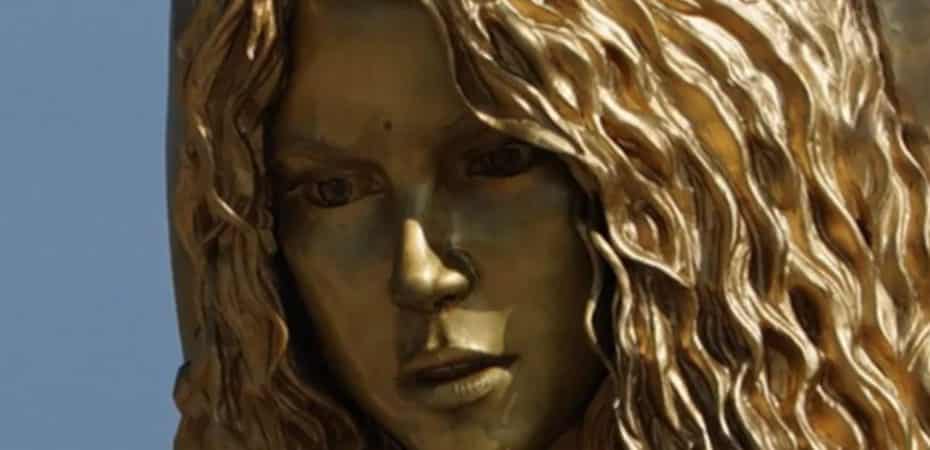 La recién inaugurada escultura de Shakira tiene un error de ortografía en su placa