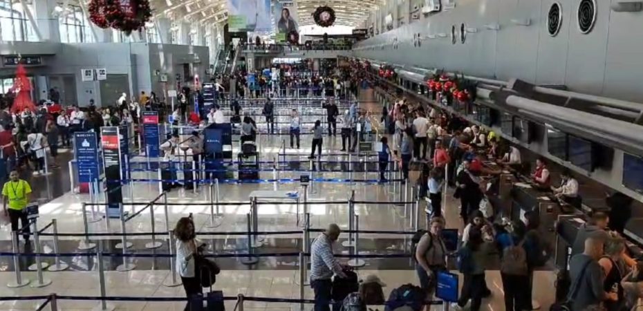 Pasajeros del aeropuerto Juan Santamaría fueron sorprendidos con concierto navideño
