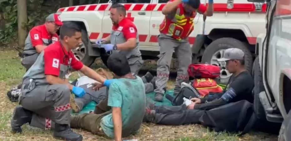 Cruz Roja rescata a 11 personas atrapadas en río Tarcoles que buscaban a hombres desaparecidos
