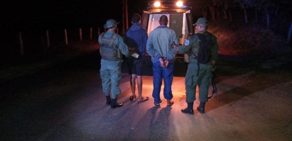 Policía de Fronteras detiene a dos presuntos saqueadores de nidos de tortugas en La Cruz