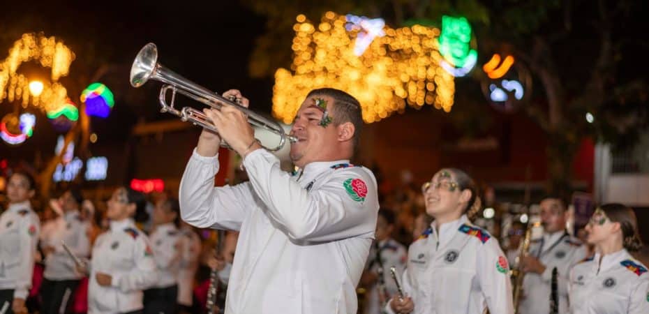 “Vamos a poner a bailar a todos”: Banda de Zarcero lleva el ritmo latino y tico a cuatro grandes presentaciones en el marco del Desfile de las Rosas