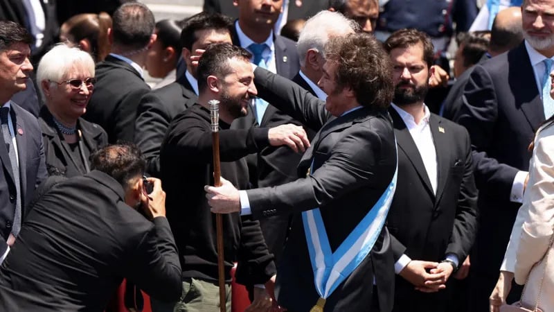 El abrazo de Milei a Zelensky y otras imágenes destacadas de la toma de posesión del presidente de Argentina