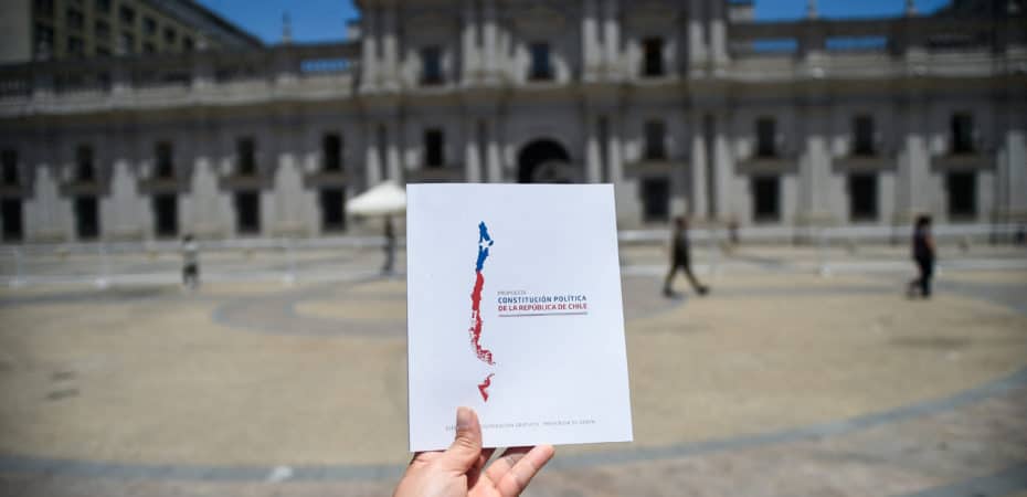 Chile acude a las urnas: mantener criticada Constitución de Pinochet o texto más conservador