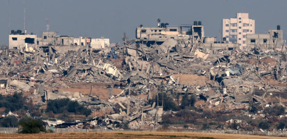 Israel presenta un plan para la posguerra en Gaza mientras siguen los constantes bombardeos