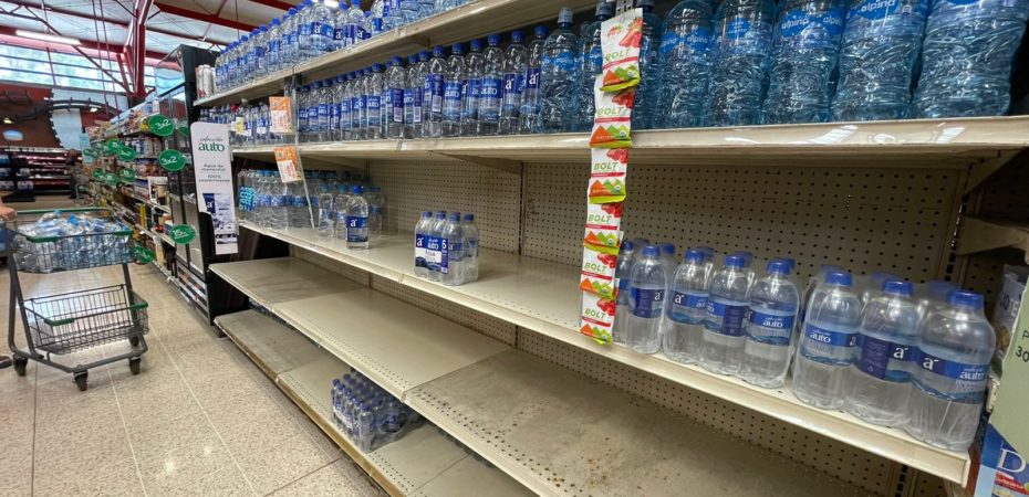MEIC asegura que supermercados mantendrán abastecimiento de agua embotellada a precios justos en cantones afectados por contaminación.