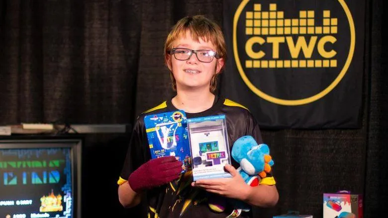 El niño de 13 años que se convirtió en el primer humano en vencer al juego de Tetris