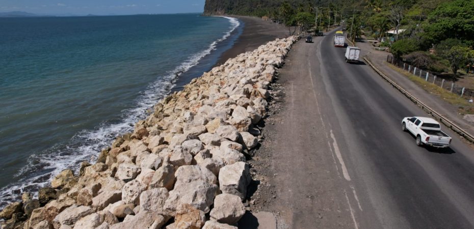 CNE coloca 10.000 toneladas de rocas más en Caldera para contener oleaje