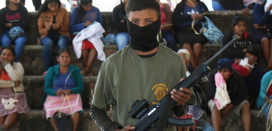 La impactante imagen de los niños que fueron armados para ayudar a combatir la delincuencia en México