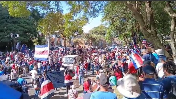 Representantes y seguidores de Aquí Costa Rica Manda se manifestaron afuera del TSE por el rechazo de candidaturas a alcaldías