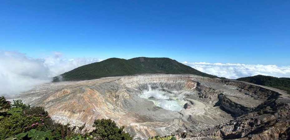 CNE advierte de cierres repentinos en el Volcán Poás ante posible aumento de erupciones