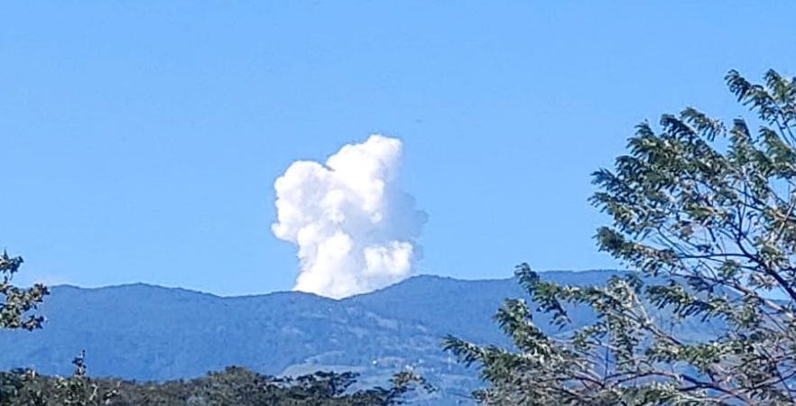 Video |  Volcán Poás lanzó columna de gases de 700 metros la tarde de este viernes