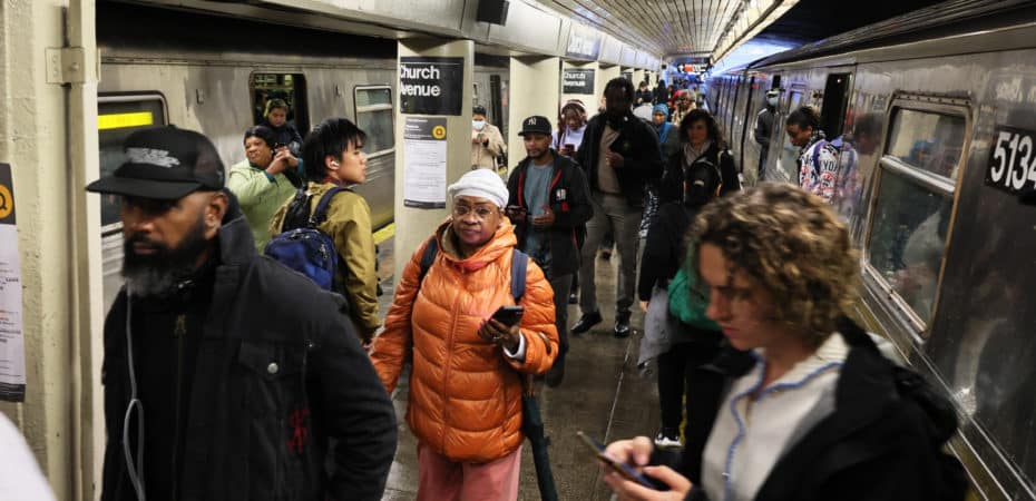 Hombre muere baleado en el metro de New York al intervenir en discusión