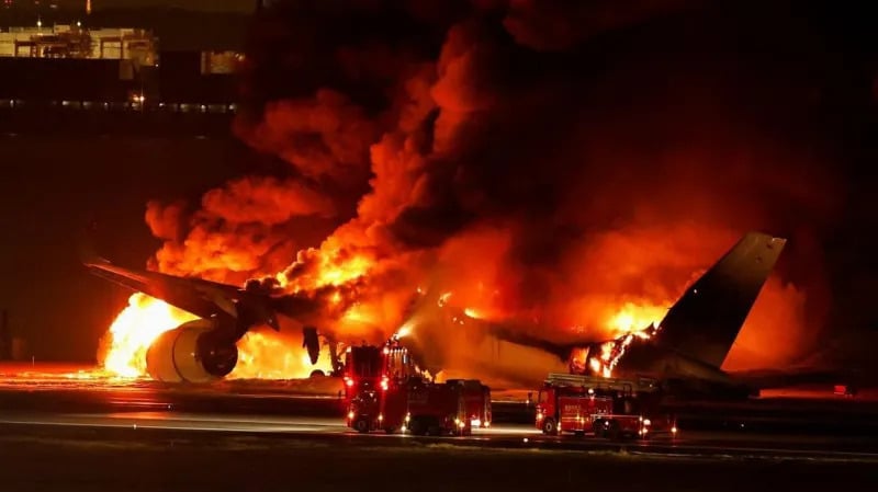 Cientos de pasajeros escapan de un avión incendiado en la pista del aeropuerto de Tokio, Japón