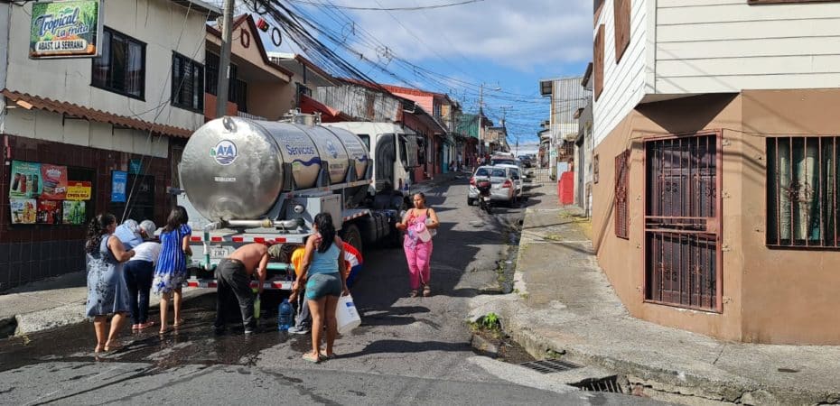 AyA anuncia que cisternas pasarán solo por calles principales de localidades donde agua está contaminada