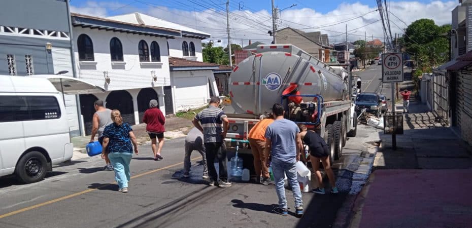 Comerciantes de tres cantones josefinos denuncian nula colaboración de Salud y AyA tras crisis de agua contaminada