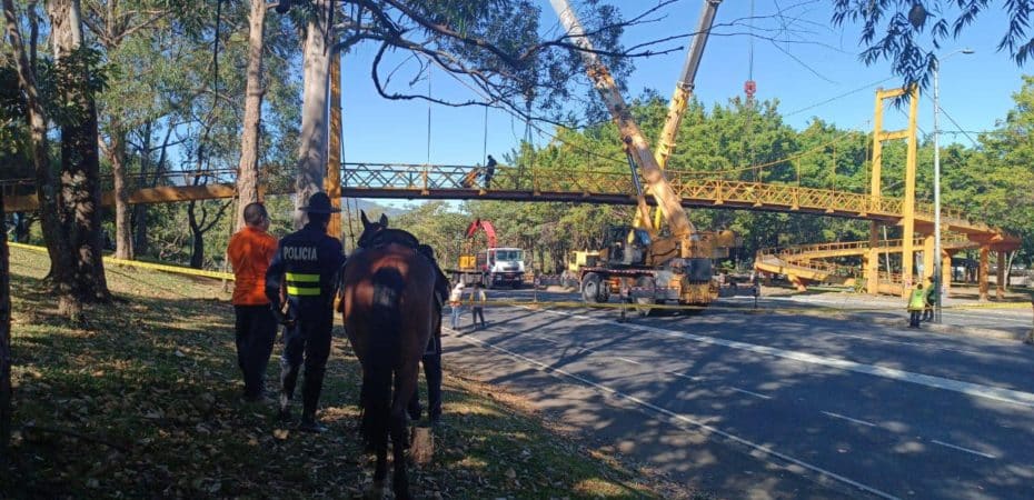 Conavi inició trabajos para quitar puente peatonal del Parque de la Paz; Circunvalación se abriría el viernes